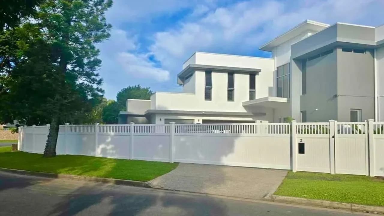Hampton Fence Style Semi Privacy PVC Fence – Robina, QLD. 4226